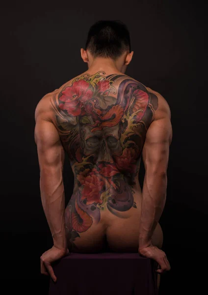 Обнажённая модель с татуировкой — стоковое фото