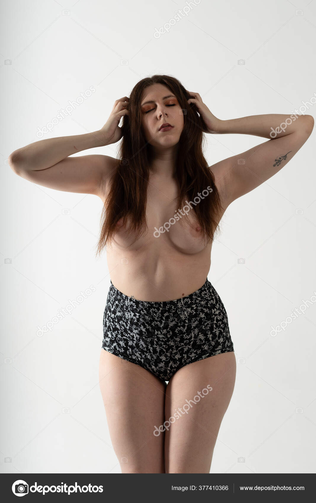 https://st3n.depositphotos.com/10086424/37741/i/1600/depositphotos_377410366-stock-photo-young-beautiful-girl-posing-nude.jpg