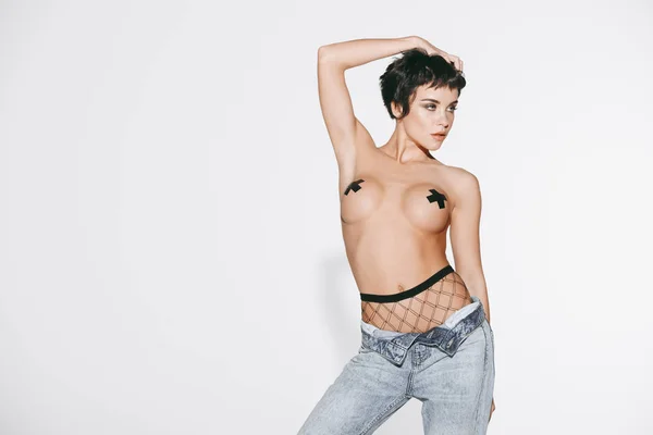 Ragazza in topless in jeans — Foto stock