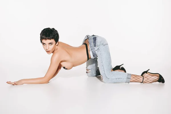 Chica topless en jeans - foto de stock
