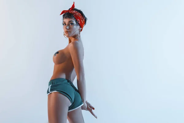 Sexy chica en topless en pantalones cortos - foto de stock