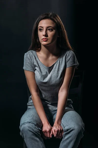 Депресивна дівчина дивиться геть, думаючи про самогубство ізольовано на чорному — стокове фото