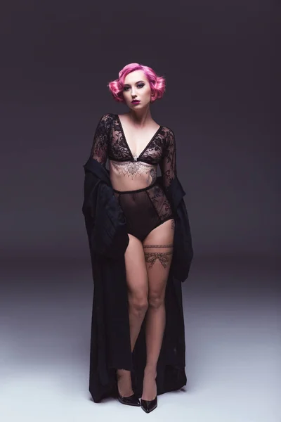 Bonita pin up menina em lingerie transparente na frente de fundo cinza — Fotografia de Stock