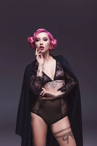 Séduisante tatoué pin up fille en lingerie transparente infront de fond gris — Photo de stock