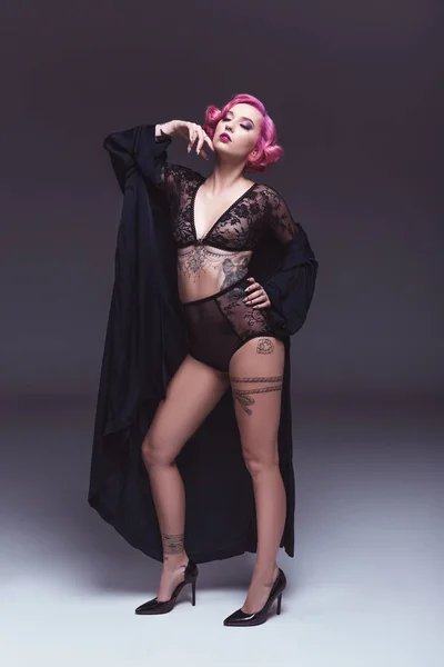 Belle tatoué pin up fille en lingerie transparente infront de fond gris — Photo de stock