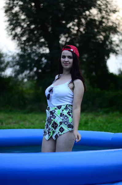 Mooi Meisje Grootte Nat Het Zwembad Bij Zonsondergang Tijd — Stockfoto