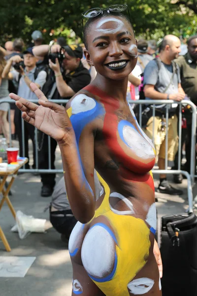 Художники рисуют 100 полностью обнаженных моделей всех форм и размеров во время 4-го Нью-Йоркского дня живописи тела — стоковое фото