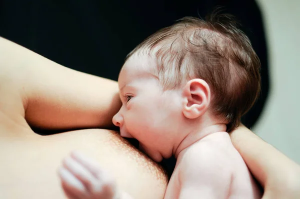 Madre dando el pecho a su bebé en casa — Foto de Stock