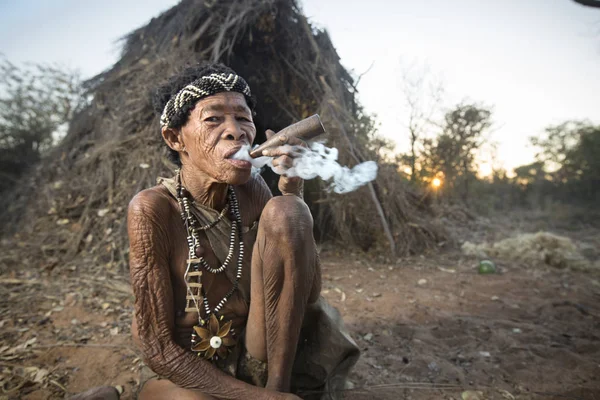 Himba γυναίκα το κάπνισμα — Φωτογραφία Αρχείου