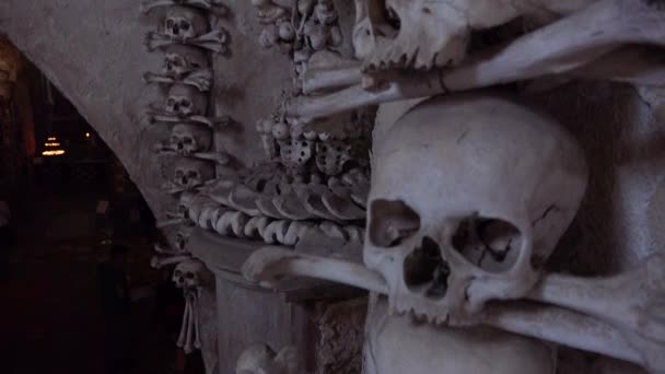 捷克共和国Sedlec Ossuary的墙上挂着骷髅和骨骼 — 图库视频影像
