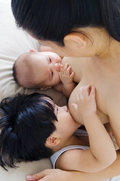 Asiatiques bébés boire du lait maternel — Photo
