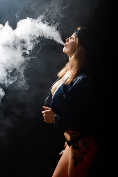 Schönes Mädchen, das aus E-Zigarette dampft — Stockfoto