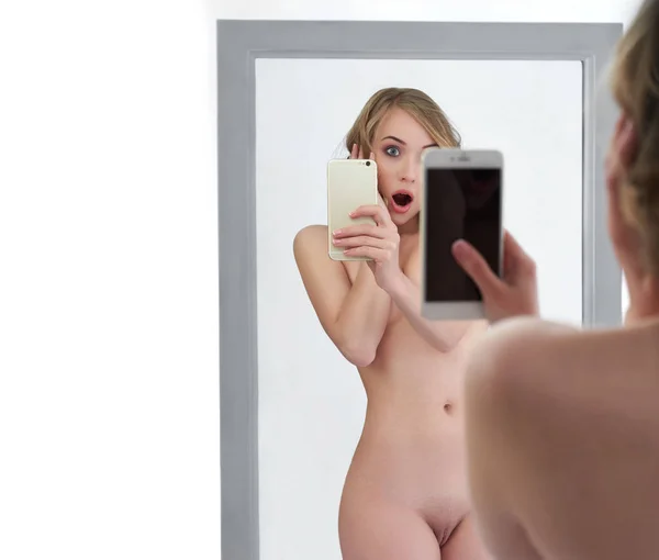 Сексуальная голая женщина делает селфи со своим смартфоном — стоковое фото